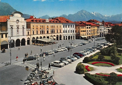 Cartolina Belluno Piazza dei Martiri auto 1983