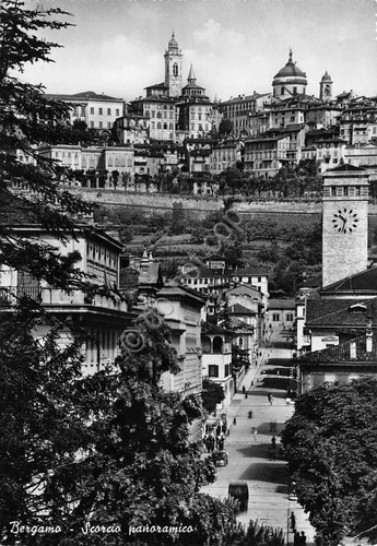 Cartolina Bergamo panorama di una via della città anni '50