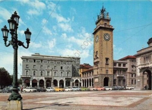 Cartolina Bergamo Piazza V. Veneto Torri ai Caduti auto d'epoca …