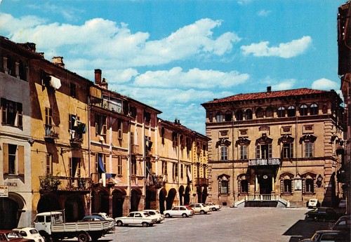 Cartolina Biella Piazza Cisterna auto d'epoca