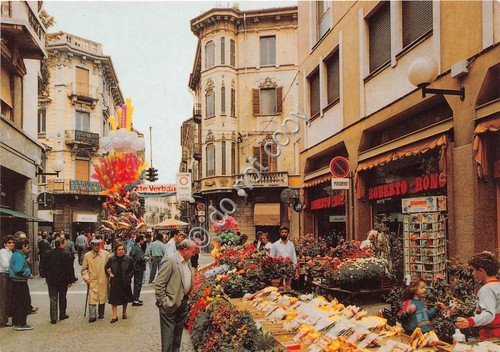 Cartolina Biella Via Italia mercato bancarelle dei fiori