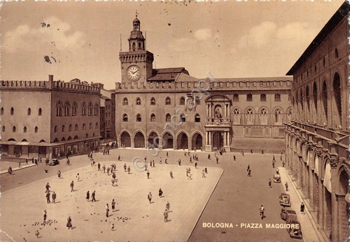 Cartolina Bologna Piazza Maggiore animata auto d'epoca 1957