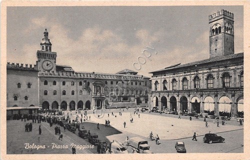 Cartolina Bologna Piazza Maggiore animata auto d'epoca NVG