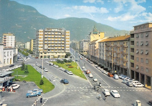Cartolina Bolzano Bozen Piazza Adriano dall'alto auto case anni '70