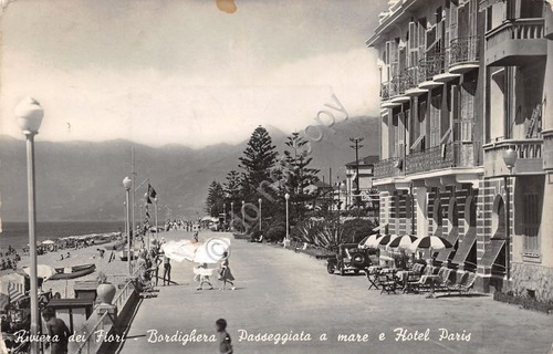 Cartolina Bordighera Hotel Paris Passeggiata a mare animata 1952