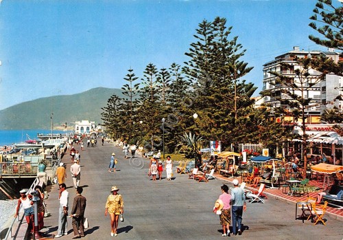 Cartolina Bordighera lungomare passeggiata animata 1963