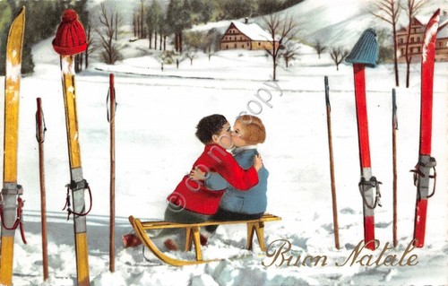 Cartolina Buon Natale bambini che si baciano sci