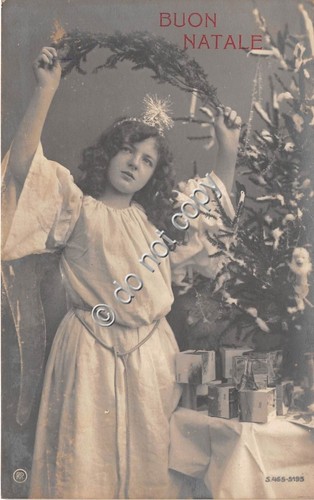Cartolina Buon Natale ragazza con regali e albero Natale