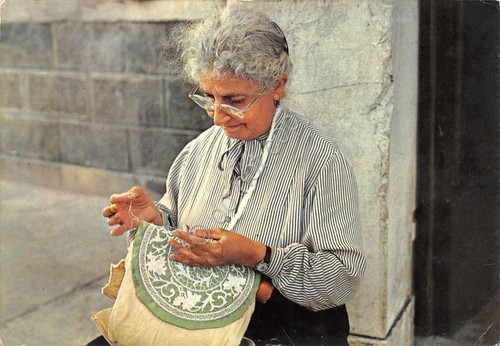 Cartolina Burano la Merlettaia donna che fa merletto 1967