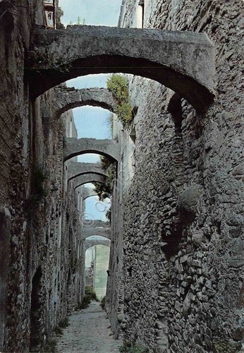 Cartolina Bussana Vecchia una via fra i muri e arcate