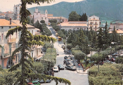 Cartolina Caggiano Piazza Lago con auto case anni '80
