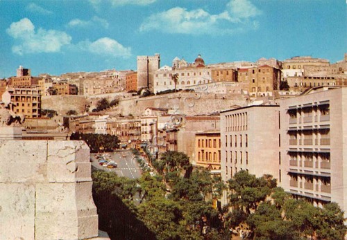 Cartolina Cagliari Castello e Largo Carlo Felice case strada