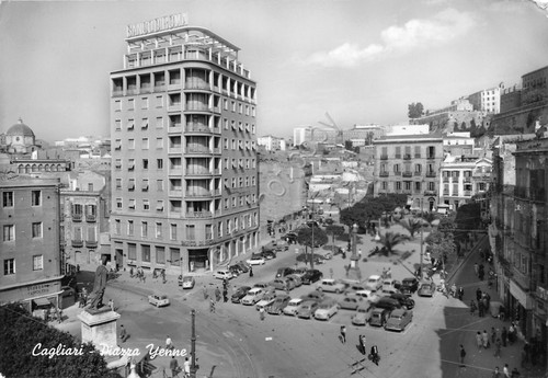 Cartolina Cagliari Piazza Yenne auto animata Banco di Roma 1959