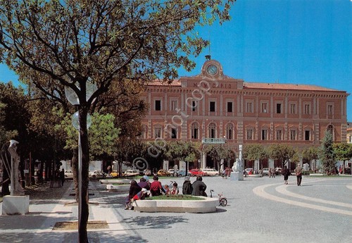 Cartolina Campobasso Piazza Municipio animata 1984