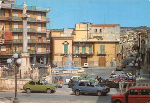 Cartolina Canosa di Puglia Piazza dei Martiri auto d'epoca 1975