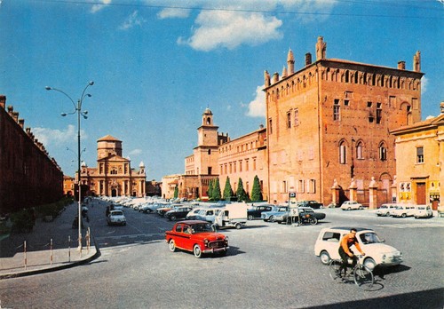 Cartolina Carpi Piazza Martiri auto d'epoca