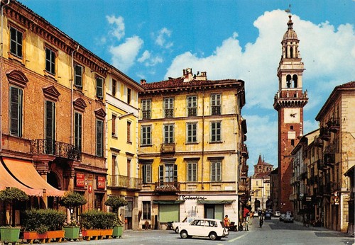 Cartolina Casale Monferrato Via Saffi auto d'epoca