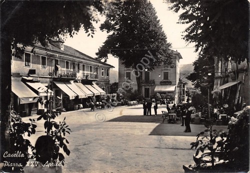 Cartolina Casella Scrivia Piazza XXV Aprile animata 1955