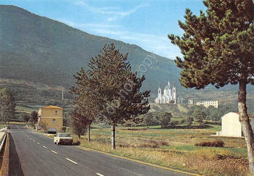 Cartolina Castelpetroso Santuario Addolorata dalla strada auto casa anni '70