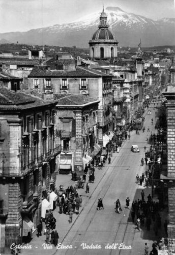 Cartolina Catania Via Etnea animata Timbro Obbligazioni 1951