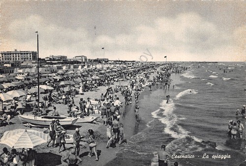 Cartolina Cesenatico la spiaggi animata 1960