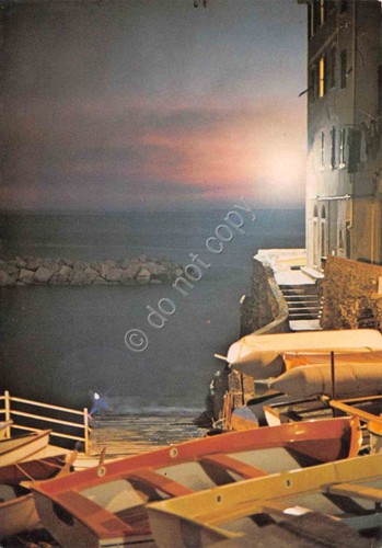 Cartolina Cinque Terre Riomaggiore al tramonto scalinata case barche (La …