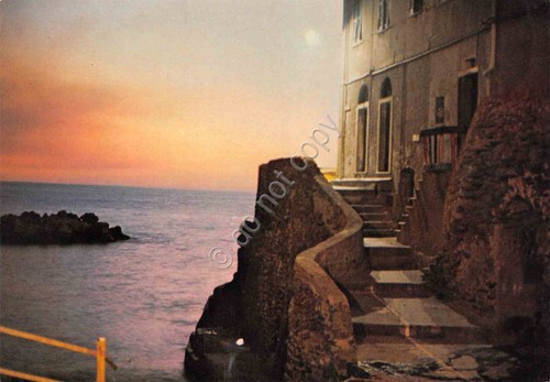 Cartolina Cinque Terre Riomaggiore al tramonto scalinata case (La Spezia)