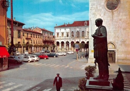 Cartolina Cividale del Friuli Piazza Duomo Statua Giulio Cesare animata …