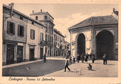 Cartolina Codogno Piazza XX Settembre animata negozi anni '40