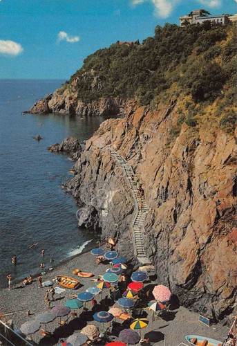 Cartolina Cogoleto la spiaggetta dall'alto scalinata animata ombrelloni anni '70