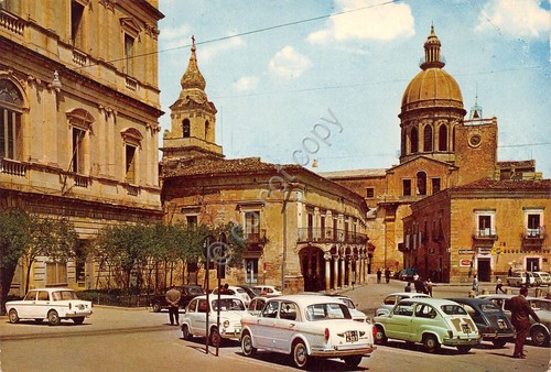 Cartolina Comiso Piazza Fonte Diana Palazzo di Città auto Fiat …