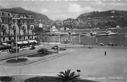 Cartolina Como Piazza Cavour animata auto d'epoca 1947 segno piega