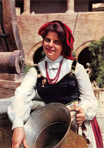 Cartolina Costumi d' Abruzzo donna con giara (L'Aquila)