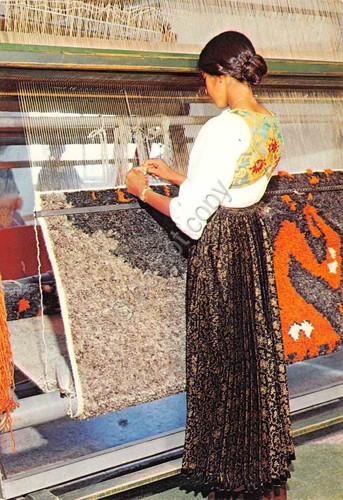 Cartolina Costumi Tradizionali Sardi Dorgali donna al telaio