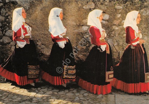 Cartolina Costumi Tradizionali Sardi Tempio Nuoro donne in gruppo