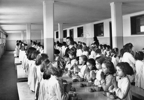 Cartolina Cremona Scuola elementare Bissolati sala mensa animata preghiera alunn