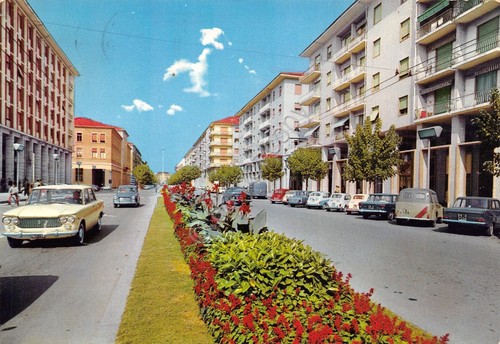 Cartolina Cuneo Corso Giolitti case e auto d'epoca Timbro PT …