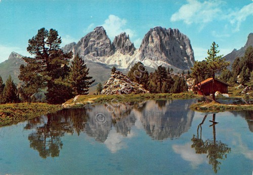 Cartolina Dolomiti Gruppo del Sassolungo lago riflessi nel lago capanno