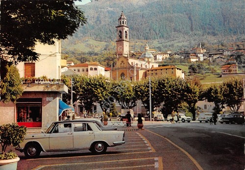 Cartolina Edolo piazza del paese auto d'epoca