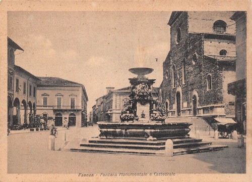 Cartolina Faenza Fontana Monumentale e Cattedrale animata