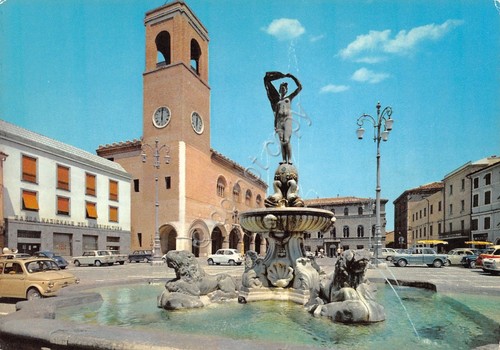 Cartolina Fano Piazza XX Settembre fontana auto d'epoca (Urbino)