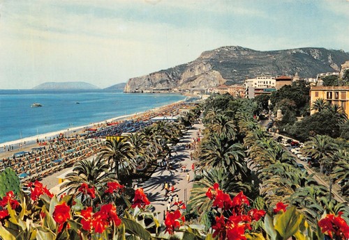 Cartolina Finale Ligure Viale delle Palme e spiaggia (Savona)