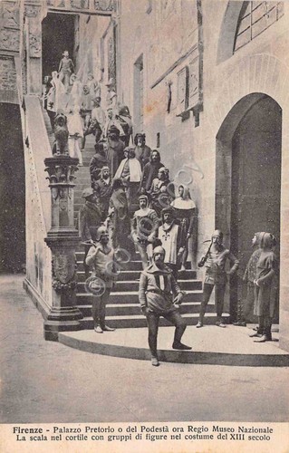 Cartolina Firenze Palazzo Pretorio gruppi di figure in abiti del …