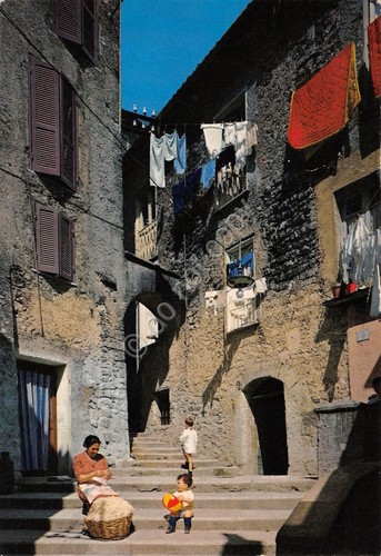 Cartolina Fiuggi antico vicolo caratteristico animata grinza al bordo 1976