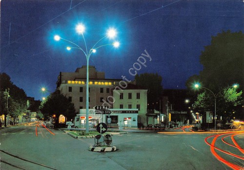 Cartolina Fiuggi Fonte una via del paese incrocio stradale Notturno …