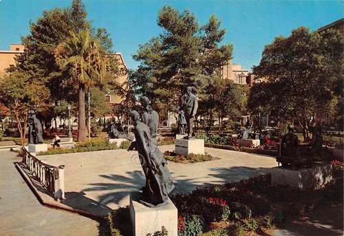 Cartolina Foggia Piazza U. Giordano statue giardini anni '70