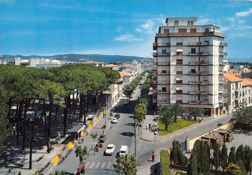 Cartolina Follonica Viale Matteotti strada case anni '80