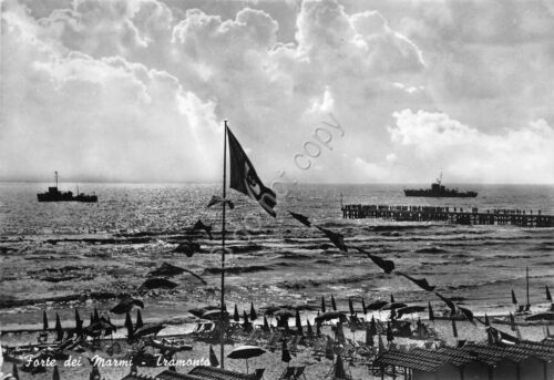 Cartolina Forte dei Marmi al tramonto spiaggia stabilimento barche 1954