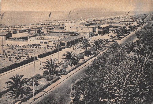 Cartolina Forte dei Marmi viali e stabilimenti 1956 (Lucca)