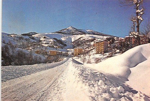 Cartolina Frabosa Soprana strada con neve e case 1978